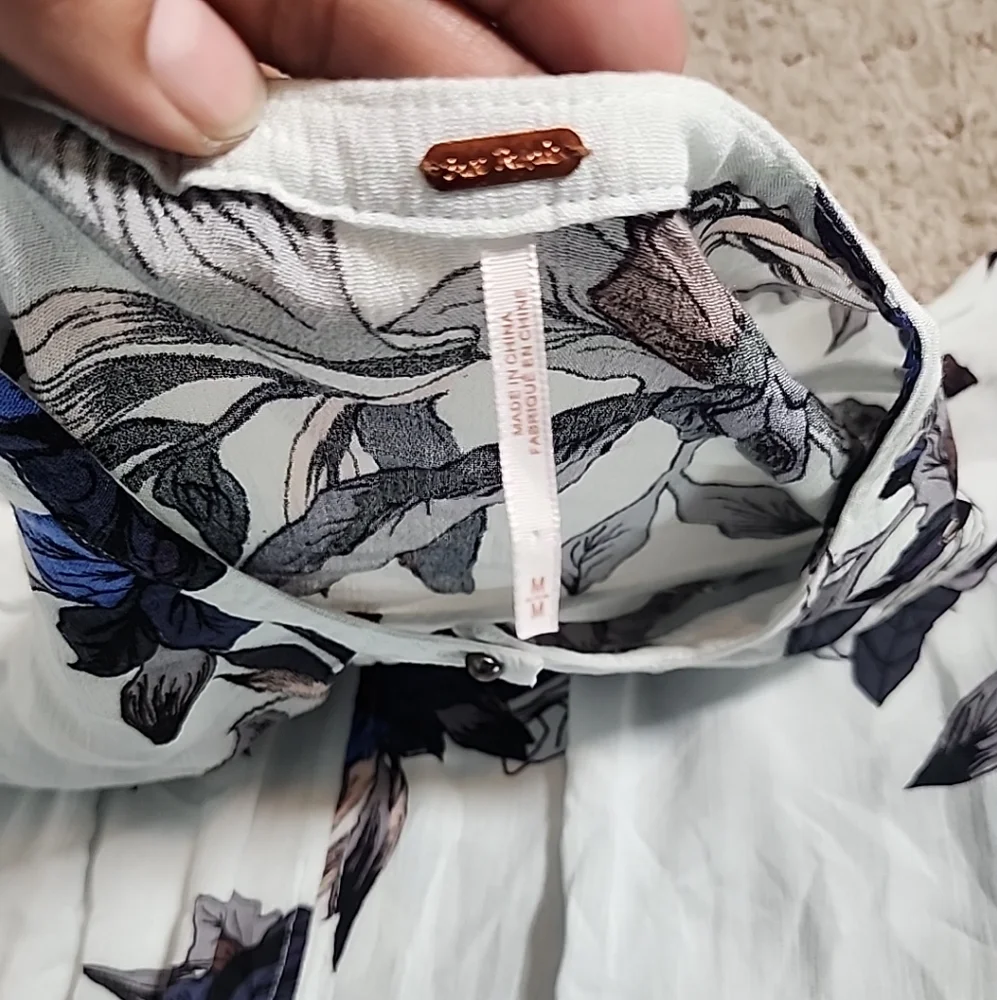 Free People Boho Floral White Tunic Top Blouse Keyhole Front Pockets Size Medium - Picture 9 of 10